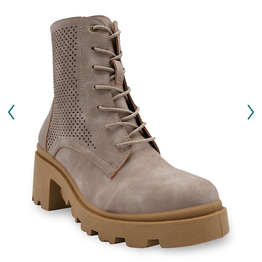 NIB Sugar “Fabiana” Perforated Lace Up Chunky Combat Boots in Color Stone